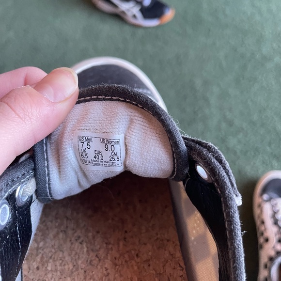 Checked vans - Picture 5 of 5